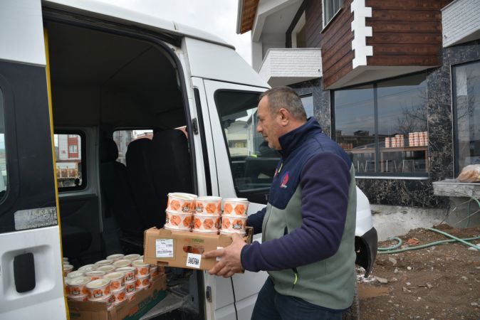 Sındırgı'da ihtiyaç sahipleri ve hastaların evlerine iftara doğru yemek götürülüyor