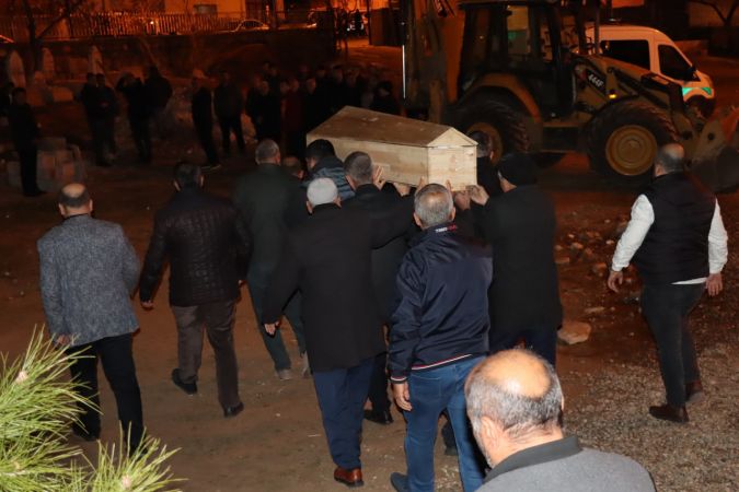 Kocaeli'de babaları tarafından öldürüldüğü iddia edilen 2 çocuğun cenazesi Mardin'de defnedildi