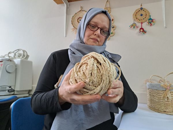 Sakarya'da mısır kabuklarından hediyelik eşya yapan kadınlar, aile ekonomisine katkı sağlıyor 