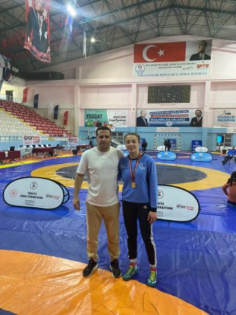 Edirneli güreşçi doktor raporuyla katıldığı şampiyonada altın madalya kazandı