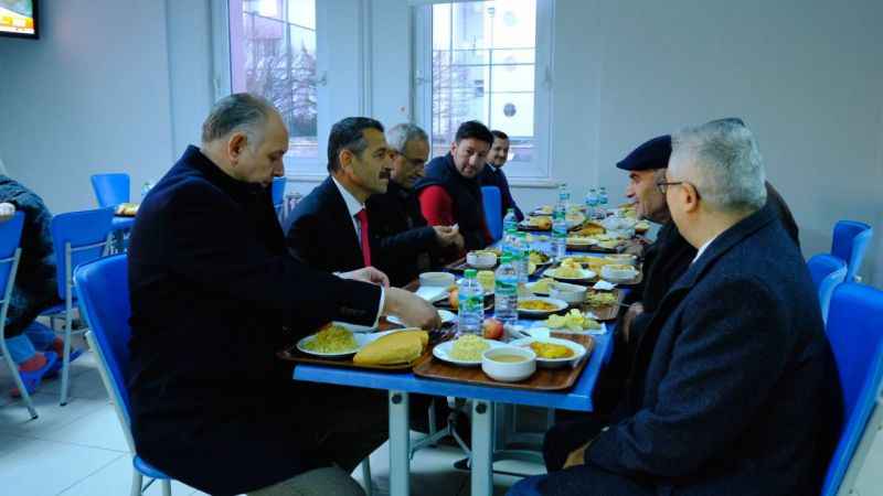 Kırklareli Valisi Ekici, depremzedelerle iftar yaptı