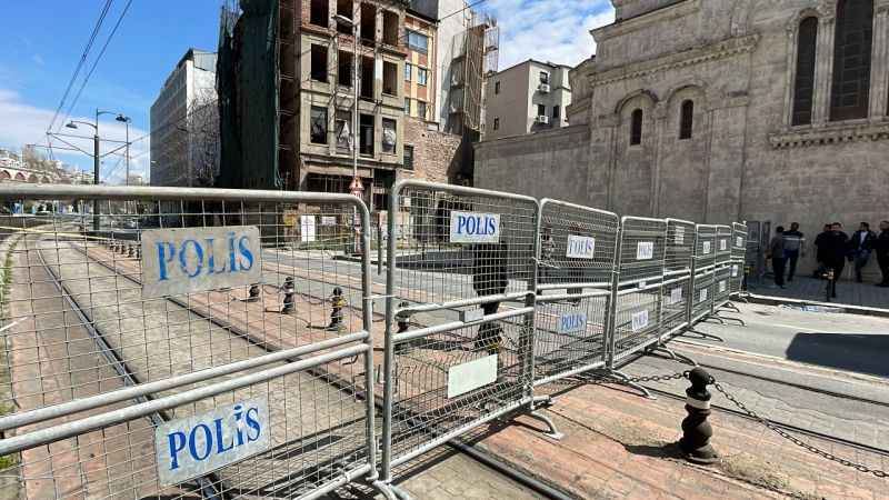 Beyoğlu'nda metruk binanın çökme riski nedeniyle çevrede güvenlik önlemi alındı