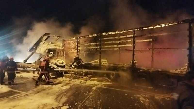 Sakarya'da bariyere çarparak alev alan tırın sürücüsü hayatını kaybetti