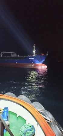 Çanakkale Boğazı'nda arızalanan gemi Karanlık Liman demir bölgesine götürüldü