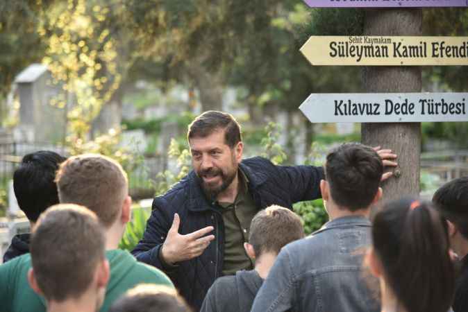 Sındırgılı gençler bayram öncesi şehitliği ziyaret etti