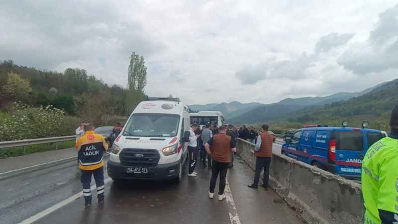Sakarya'da bariyerlere çarpan işçi servisindeki 2 kişi öldü, 8 kişi yaralandı