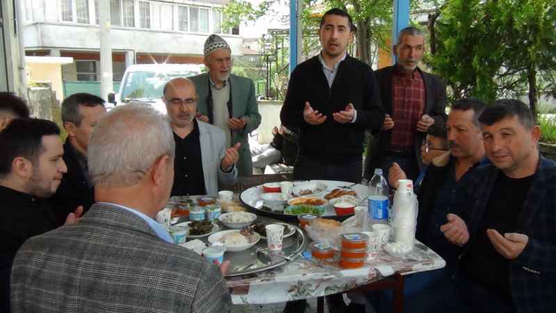 Kocaeli'de yöresel yemeklerin ikram edildiği bayramlaşma geleneği sürüyor
