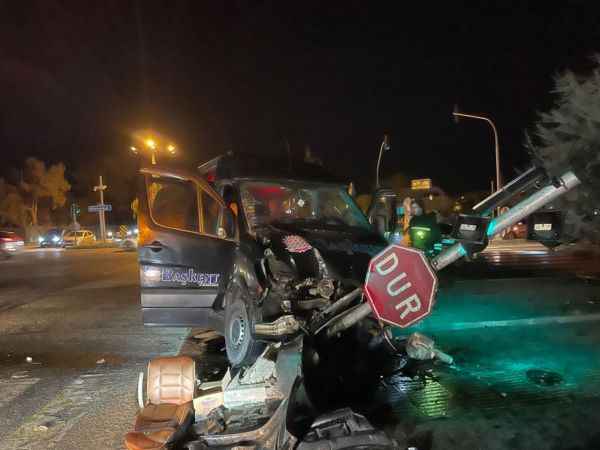 Tekirdağ'da minibüs ile otomobilin çarpıştığı kazada 20 kişi yaralandı