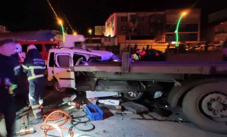 Kocaeli’de otomobilin tıra arkadan çarptığı kazada 4 kişi yaralandı