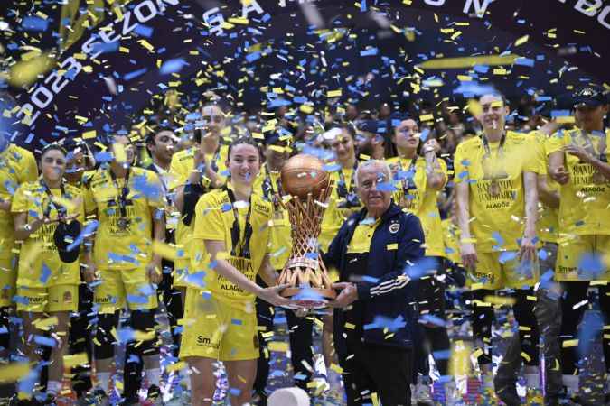 Fenerbahçe Alagöz Holding, şampiyonluk kupasını kaldırdı