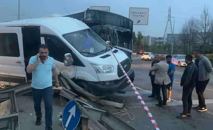 Pendik'te İETT otobüsü ile servis aracı çarpıştı, 5 kişi yaralandı