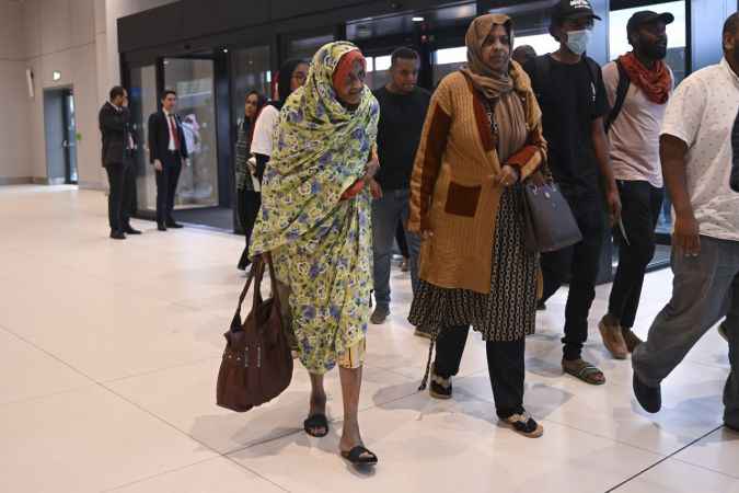 Sudan'dan askeri uçakla tahliye edilen 101 kişi Türkiye'ye geldi