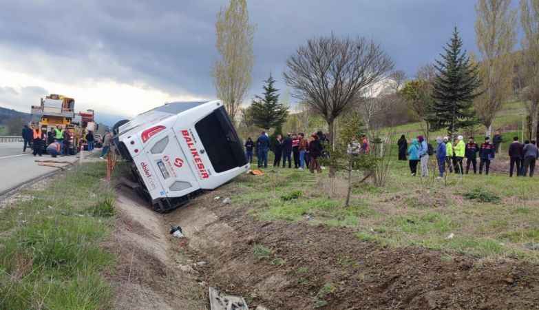 Bilecik'te yolcu otobüsü devrildi, 12 kişi yaralandı