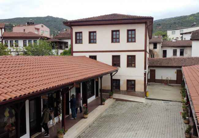 Bilecik'te kooperatif üyesi kadınlar asırlık Lefke bezinden gömlek üretiyor