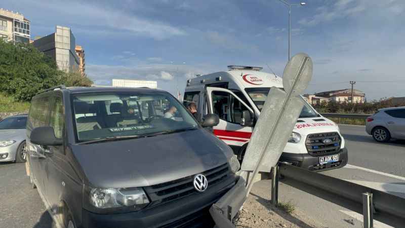 Kocaeli'de bariyere çarpan panelvanın sürücüsü yaralandı