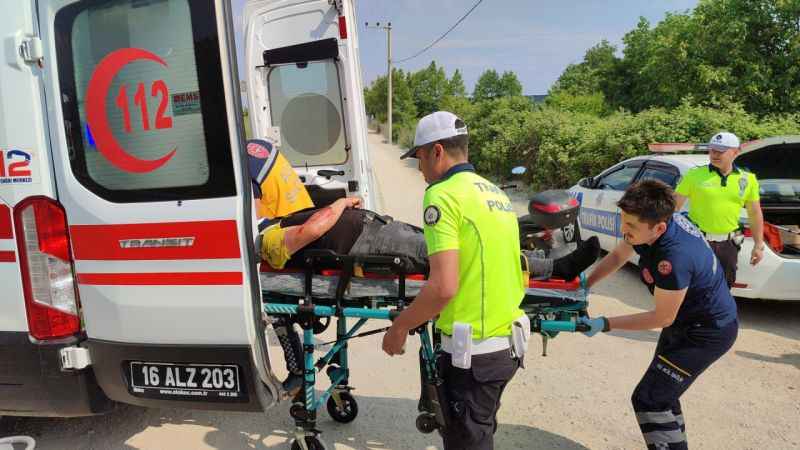 Orhangazi'de motosiklet kamyonete çarptı, 2 kişi yaralandı