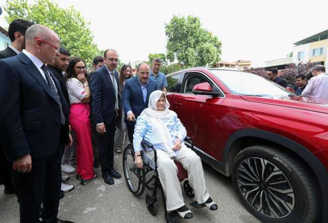 Bakan Varank'ın Togg'lu sürprizi 70 yaşındaki hastayı ve ailesini mutlu etti