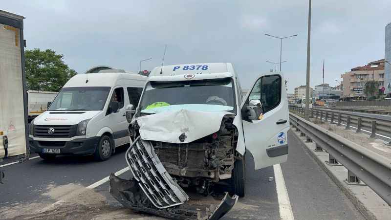 Kocaeli'de servis minibüsü ile hafif ticari araç çarpıştı, 2 kişi yaralandı