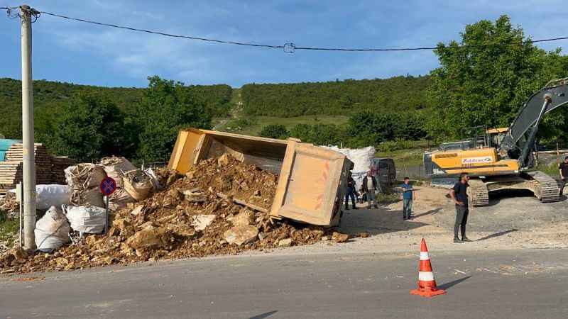 Kocaeli'de devrilen hafriyat yüklü kamyonun sürücüsü yaralandı