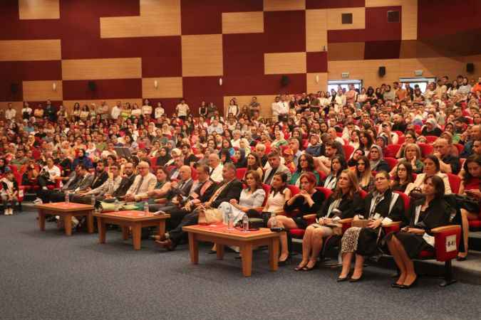 Trakya Üniversitesi Sağlık Hizmetleri MYO mezuniyet töreninde bölüm birincilerine fidan armağan edildi