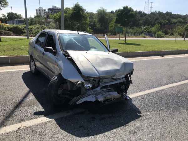 Bilecik'te bariyerlere çarpan otomobilin sürücüsü yaralandı