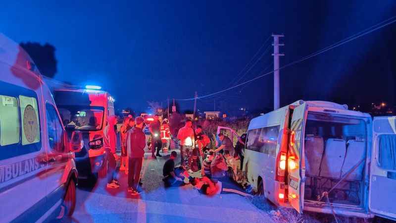 Balıkesir'de şarampole devrilen minibüsteki 14 kişi yaralandı