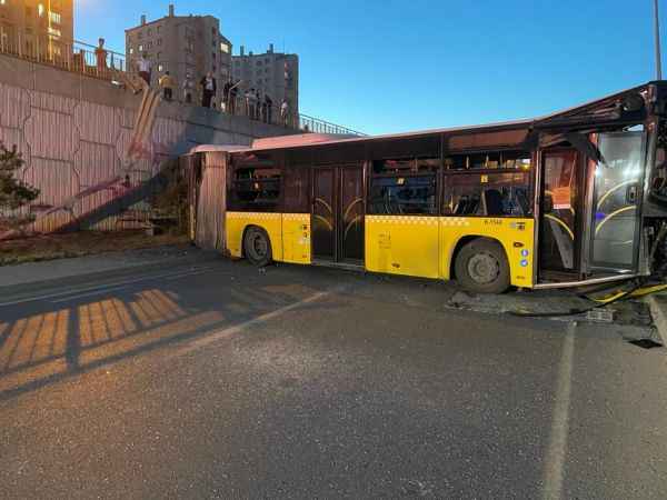Başakşehir'de bariyerleri aşan İETT otobüsü bağlantı yoluna düştü 