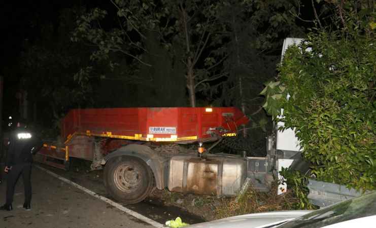 Kocaeli'de balataları ısınan iş makinesi yüklü tır bariyere ve ağaca çarptı