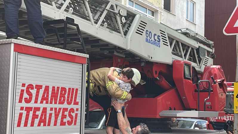 Ataşehir'de 5 katlı binada çıkan yangında mahsur kalan 11 kişi kurtarıldı
