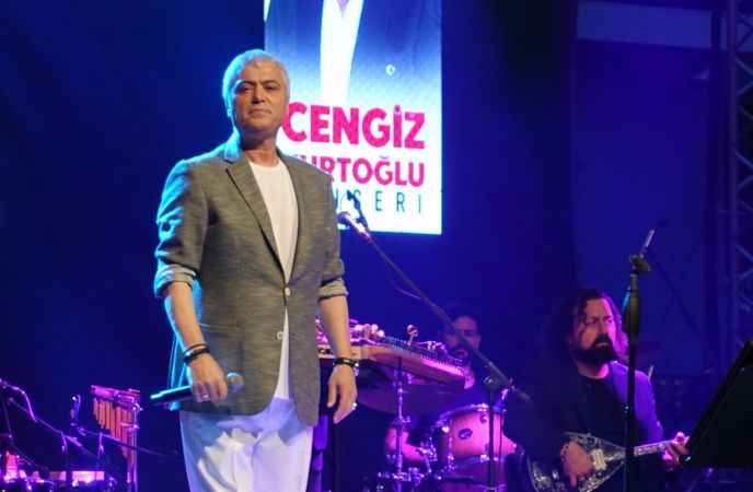 Cengiz Kurtoğlu, Babalar Günü'nde Bahçelievler'de konser verdi