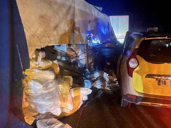 Bursa'da devrilen tırdan dökülen malzemelere çarpan taksideki 1 kişi öldü, 2 kişi yaralandı