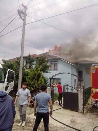 Düzce'de 2 katlı evde çıkan yangın söndürüldü