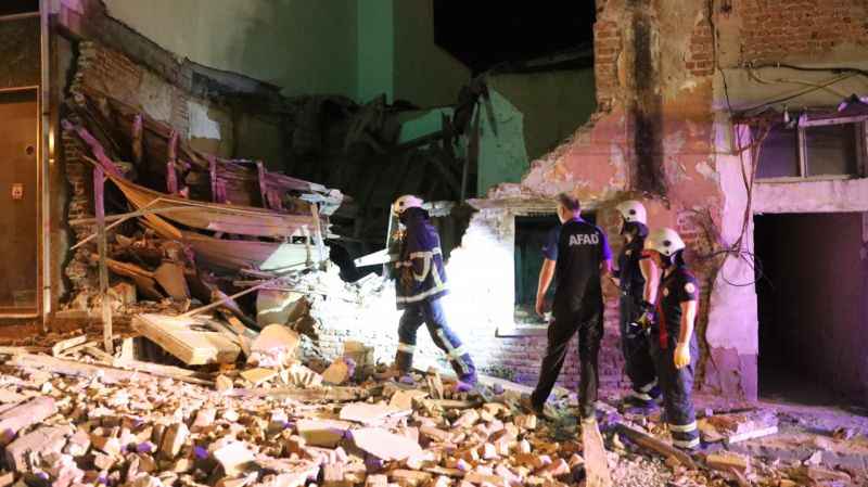 Kırklareli'nde 2 katlı metruk bina çöktü