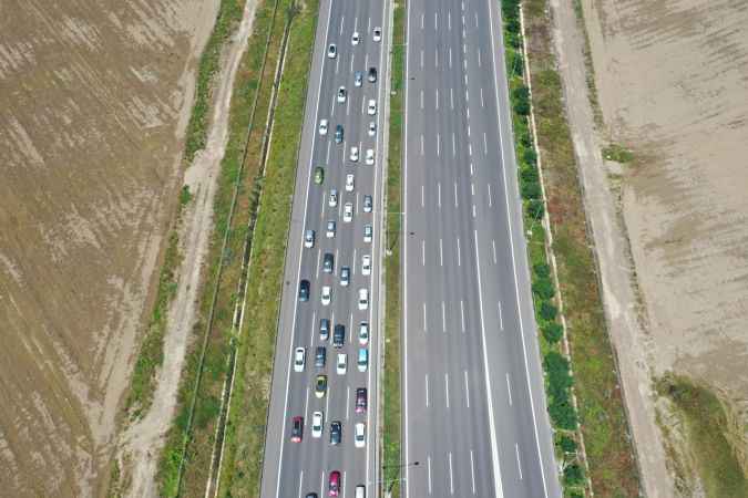 Sakarya'da otoyollarda yaşanan bayram yoğunluğu drone ile görüntülendi
