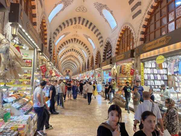 İstanbul'da bayram alışverişinin merkezi Eminönü'nde tatil sakinliği yaşanıyor