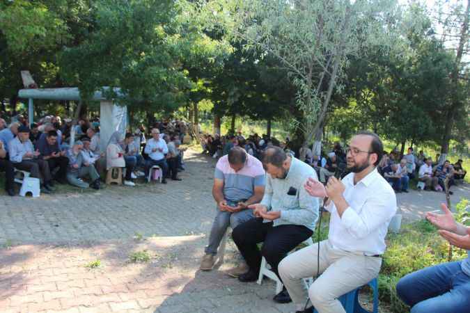 Pazaryeri halkı Kurban Bayramı arifesinde toplu mezarlık ziyareti geleneğini sürdürüyor