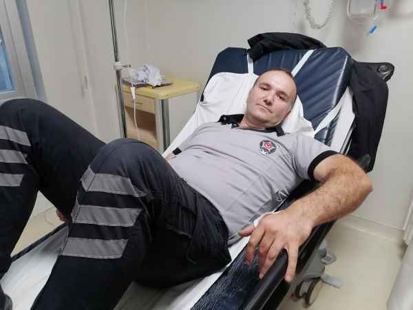 Kocaeli'de ambulansla acil servise getirilen alkollü kişi güvenlik görevlisini bıçakladı
