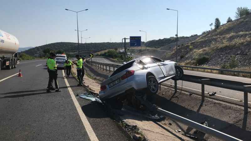 Bilecik'te bariyerlerde askıda kalan otomobilde 2 kişi yaralandı