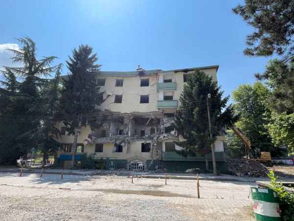Düzce depreminde ağır hasar gören 5 katlı bina yıkılıyor