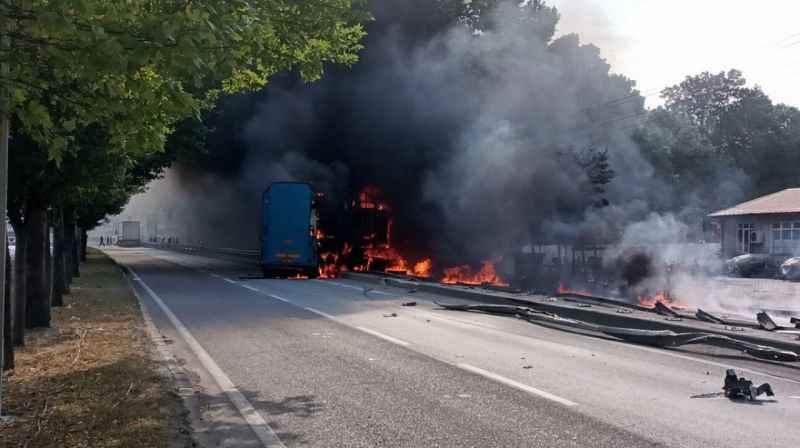 Sakarya'da bariyere çarpan ısıcam yüklü tır yandı