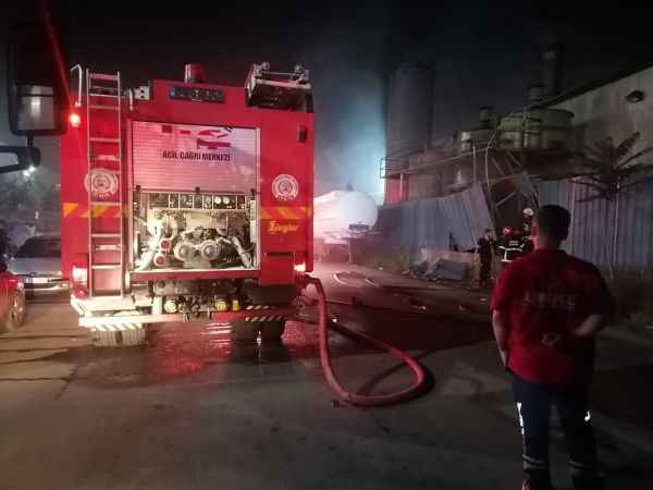 Kocaeli'de geri dönüşüm tesisinde kimyasal tepkimeden dolayı yoğun duman oluştu