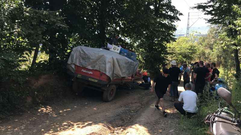 Sakarya'da kaza yapan arı kovanı yüklü traktörün sürücüsü yaralandı