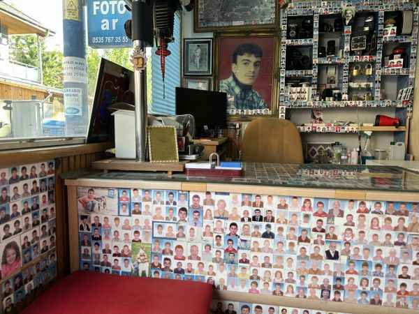 Müşterilerinin vesikalık fotoğraflarını 38 yıldır dükkanında sergiliyor