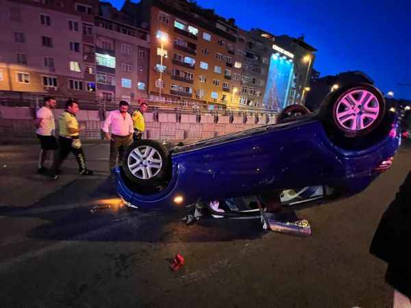 Şişli'de çelik bariyerlere çarpan otomobil takla attı
