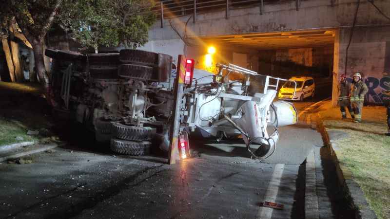 Beyoğlu'nda virajı alamayan beton mikseri devrildi