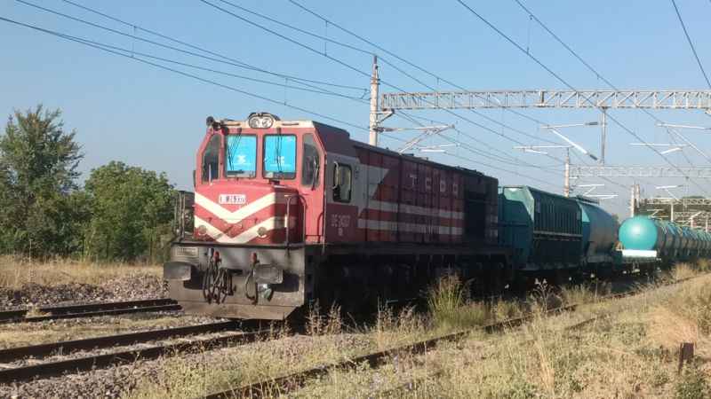 Sakarya'da yük treni hemzemin geçitte minibüse çarptı