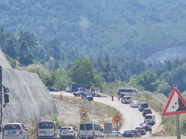 Bursa'da minibüs ile kamyonun çarpıştığı kazada 1 kişi öldü, 5 kişi yaralandı
