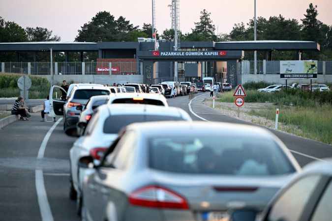 Yunanistan'daki yangınlar nedeniyle İpsala'dan geçemeyenler Pazarkule'ye yöneldi