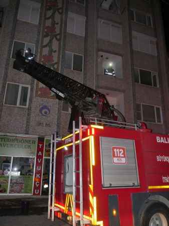 Balıkesir'de bir apartmanda çıkan yangın paniğe neden oldu