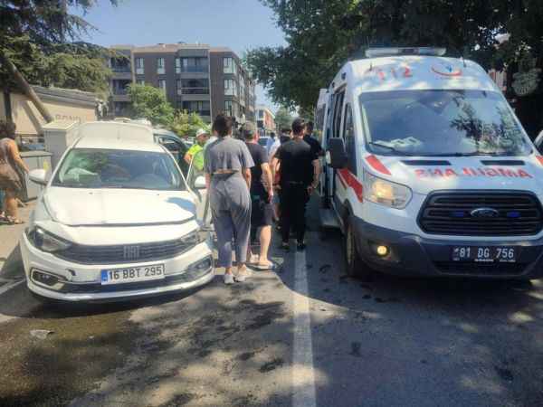 Düzce'de hafif ticari araç ile otomobilin çarpıştığı kazada 1'i bebek 5 kişi yaralandı